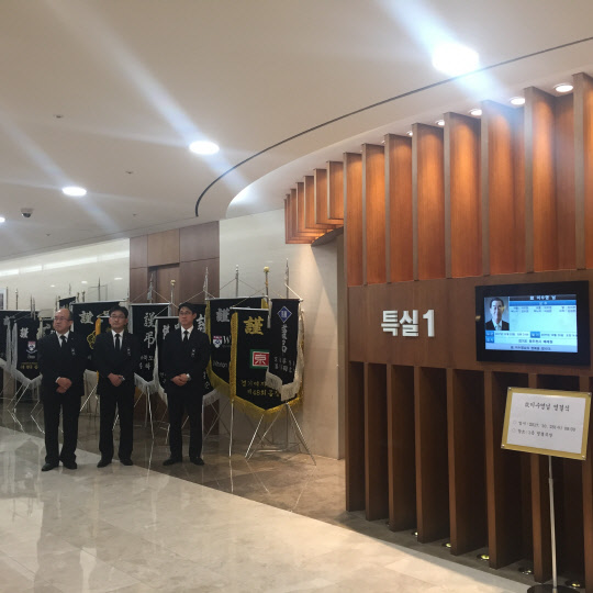 이수영 OCI 회장이 별세한지 사흘째인 23일 빈소가 마련된 서울 신촌 연세대학교 세브란스병원 장례식장.